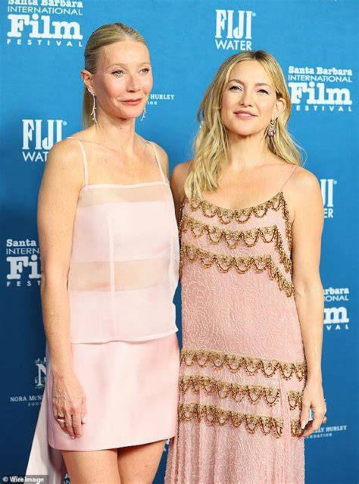 Kate Hudson looked pretty in a baby pink skirt, bra, and feathered cape