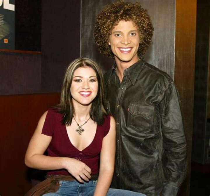 Kelly Clarkson and Justin Guarini on American Idol