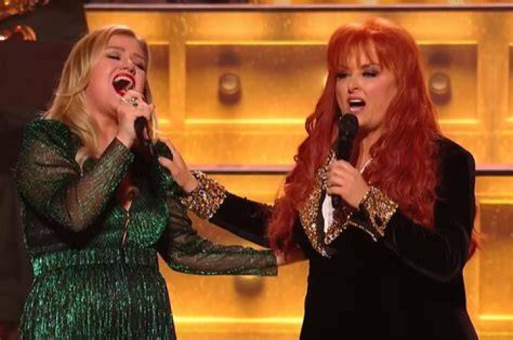 Kelly sang with Wynonna Judd at the Grand Ole Opry for a Christmas special