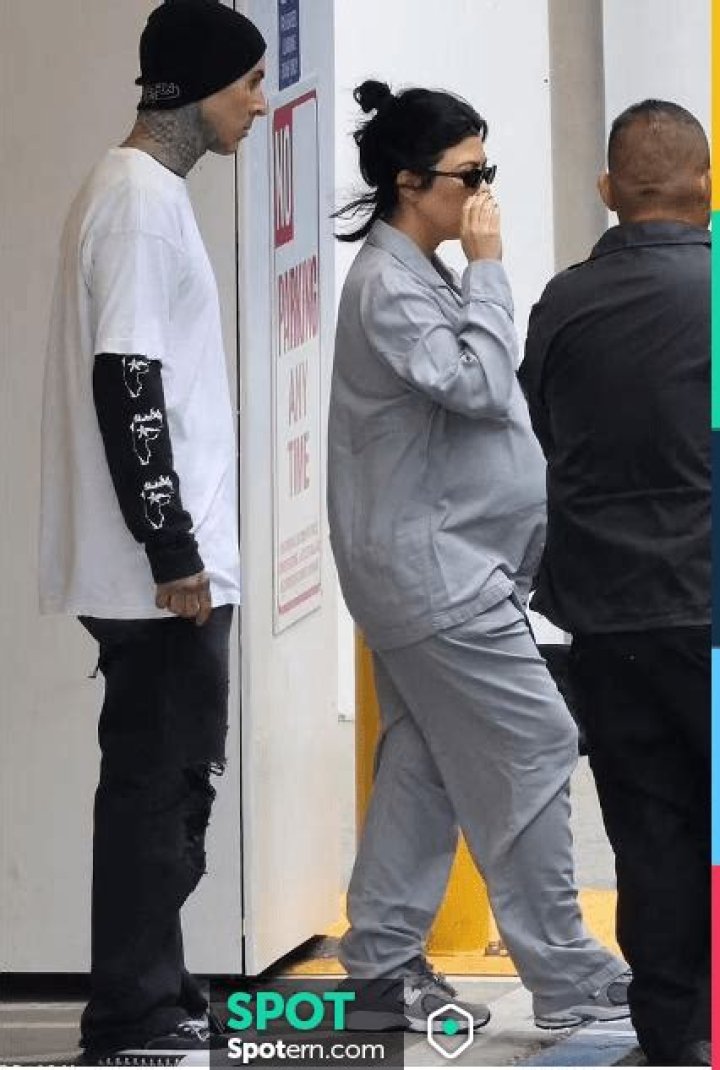 kourtney-kardashian-new-balance-sneakers