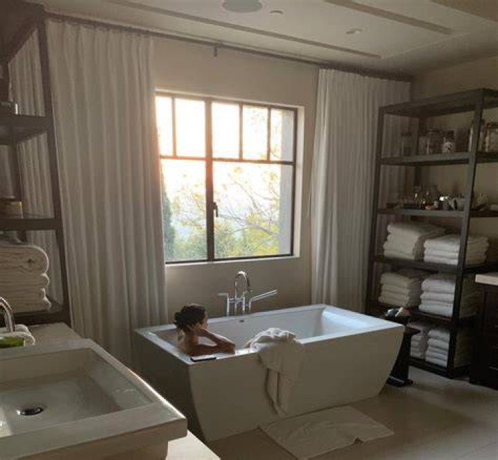 Kourtney loves her $3K freestanding tub