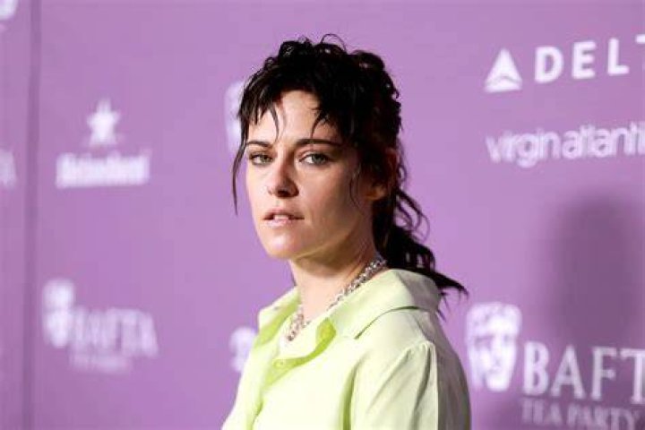 Kristen Stewart Says Talking About Ex Robert Pattinson is F king Weird