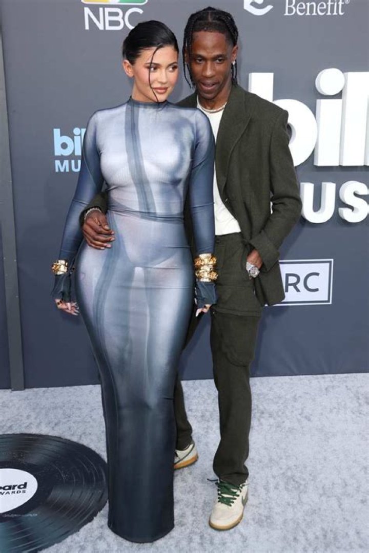 Kylie Jenner Jokingly Slams Travis Scott Photography Skills Smoking While Taking Her Photo 2