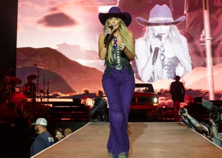 Lainey Wilson Splits Her Pants Onstage