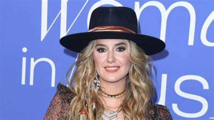 Lainey Wilsons Best Body Positivity Quotes Through the Years