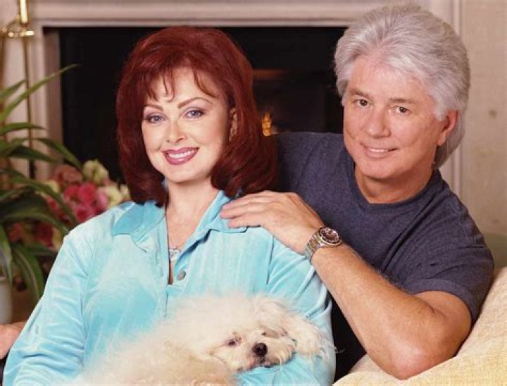 Larry Strickland and Naomi Judd attend the 2017 American Humane Hero Dog Awards at The National Arts Club on May 8, 2017, in New York City