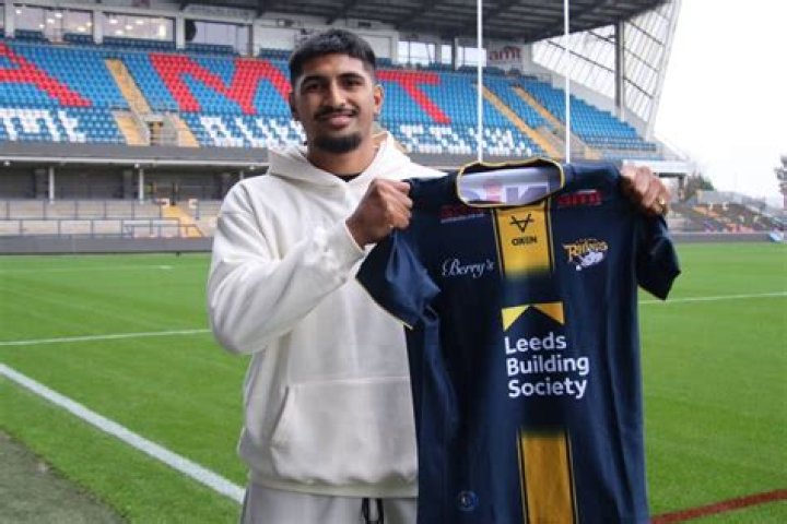 Leeds have confirmed the signing of forward Luis Sinisterra from Feyenoord
