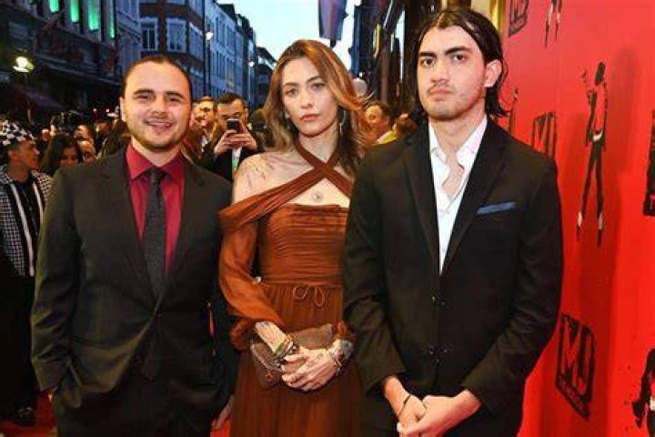  Left to right, Paris Jackson, La Toya Jackson, Prince Jackson and Blanket Jackson