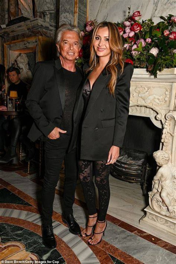 Lineker parties with guests at Ocean Beach