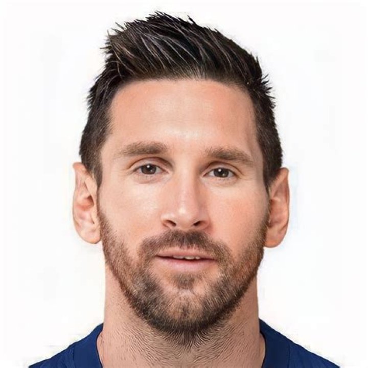  Lionel Messi wore a face mask and gloves on his return to training