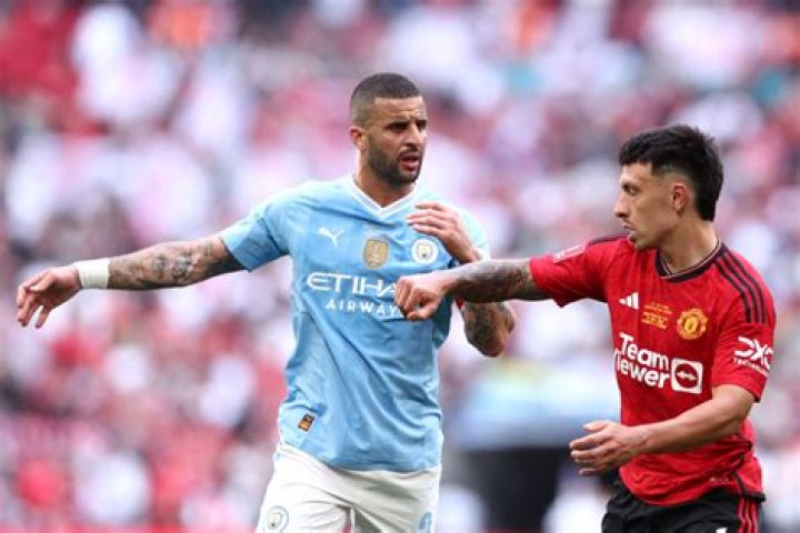 Lisandro Mart&iacute;nez looks annoyed as the chef pretends to sprinkle salt on the trophy