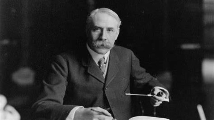 Listening to Edward Elgar's Salut d’amour, Op 12 will make you crave chocolate bar