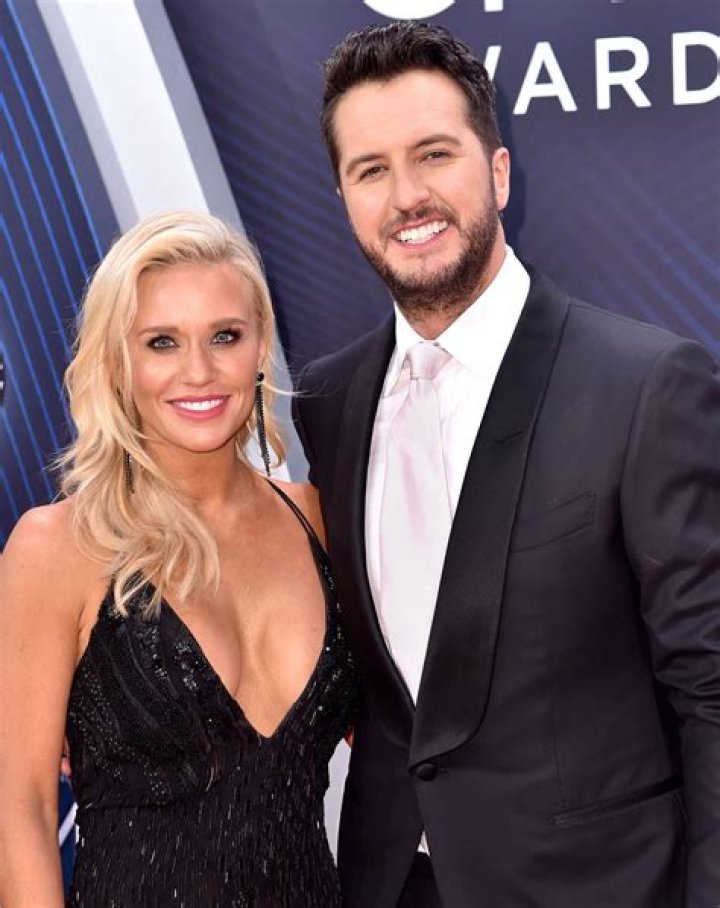 Luke Bryan and Ali Wentworth were just some of the guest co-hosts who took on Kelly's hosting duties this week