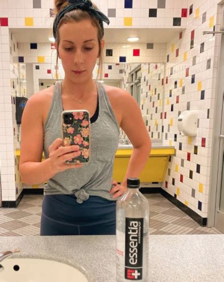 Mackenzie Edwards flaunted her slim figure in a new mirror selfie