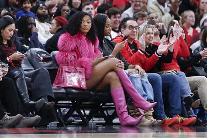 Many fans believe she doesn't have five toes on each foot