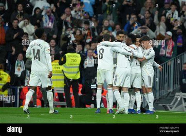 Mbapp&eacute; celebrates with his teammates at PSG.