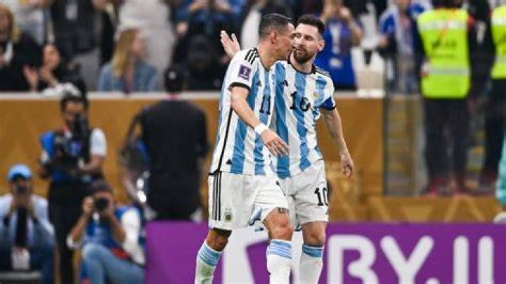 Messi waits with pal Angel Di Maria