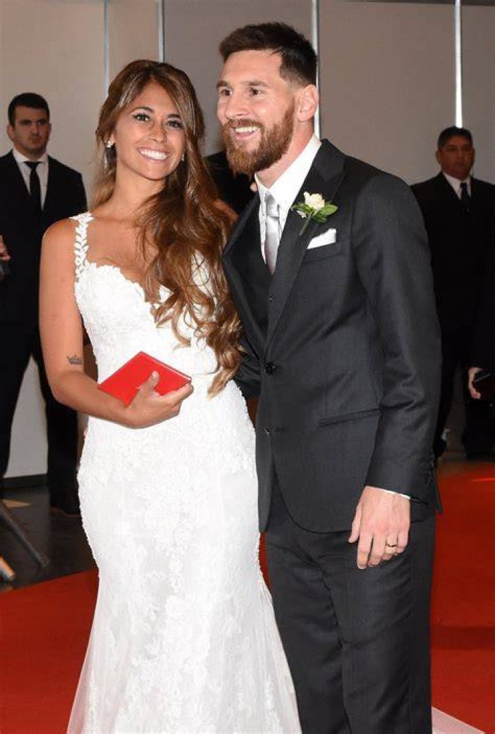  Messi with his wife and children