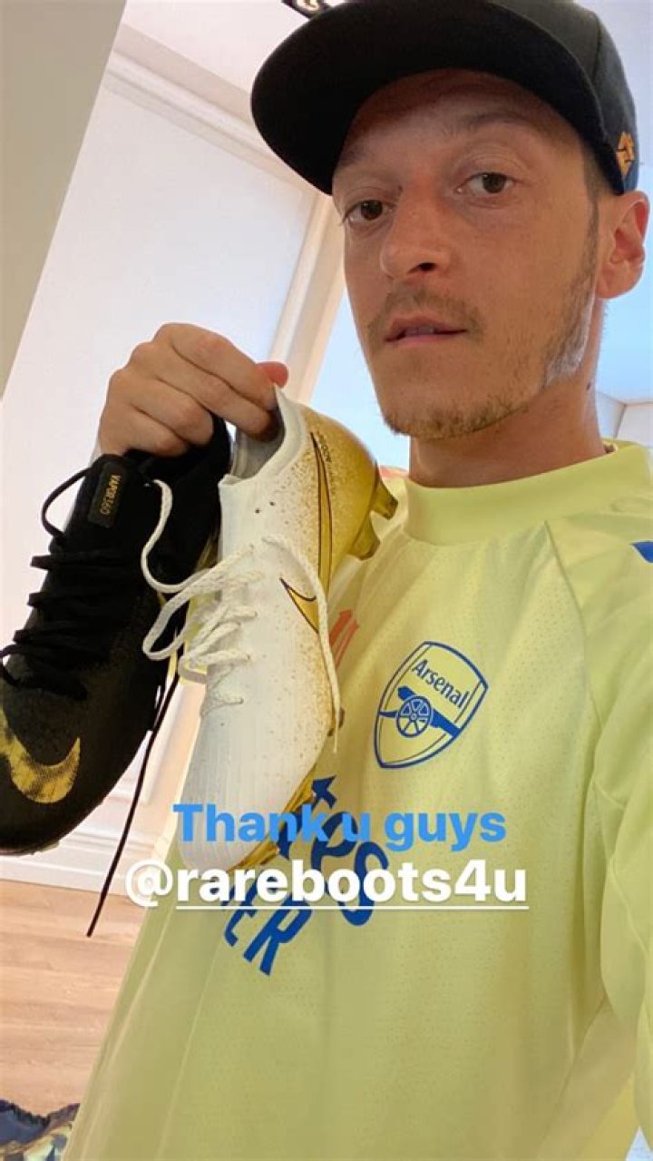  Mesut Ozil has been wearing a re-released version of an old Predator in recent weeks