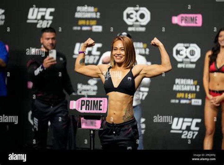  Michelle Waterson shows off her rippling abs ahead of UFC 249 in Florida