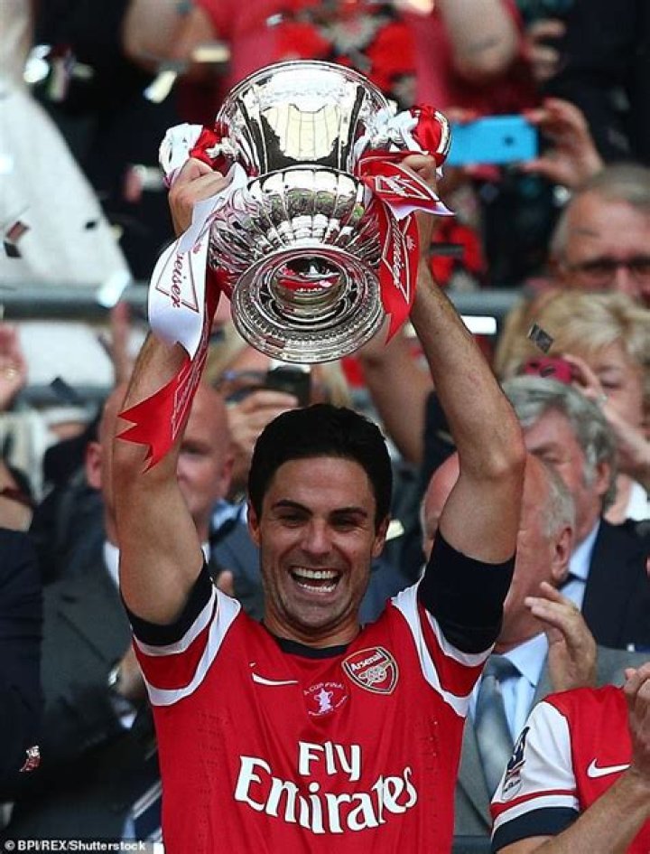 Mikel Arteta lifted the 2014 Community Shield