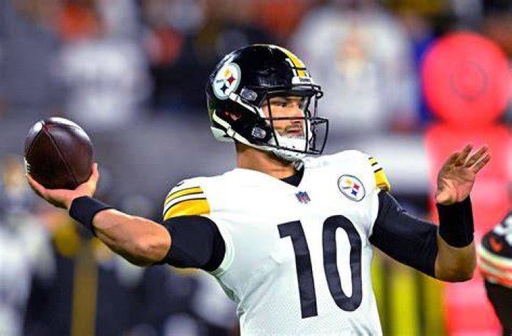 Mitch Trubisky #10 of the Pittsburgh Steelers runs for a touchdown in the fourth quarter