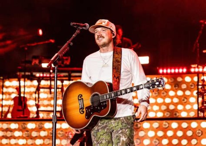 Morgan Wallen with his New Artist award