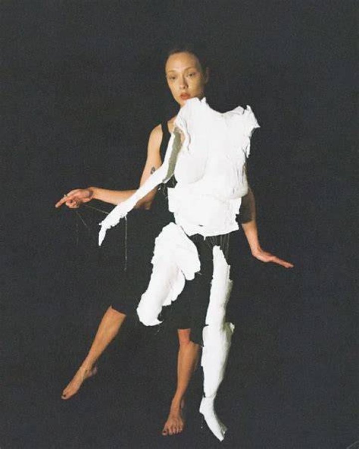 Musical artist Abby revealed that she was stuck in a latex Skims dress for three hours