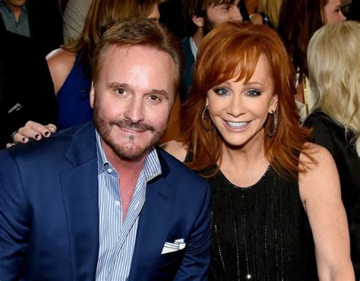 Narvel sits alongside his ex-wife Reba McEntire