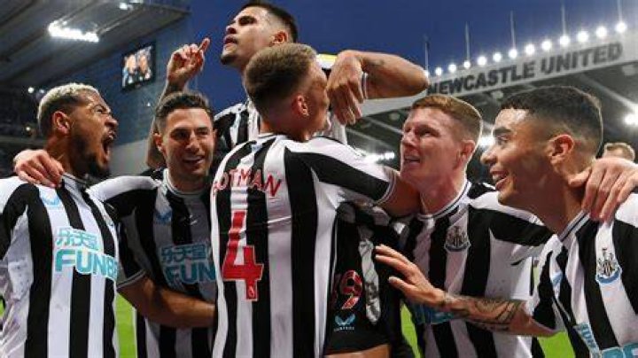 Newcastle were hot on the heels of Estudiantes' Benjamin Rollheiser