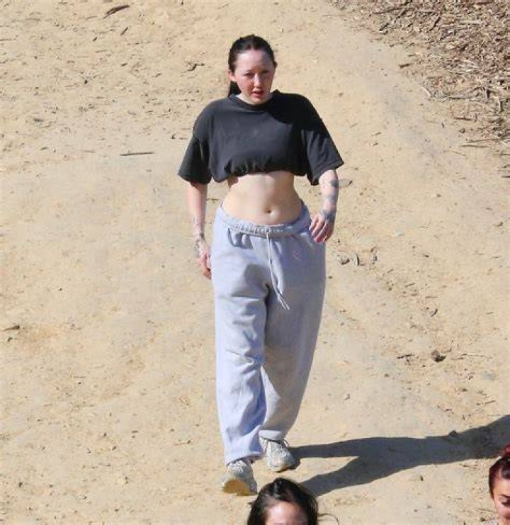 Noah looked fresh-faced and had her hair in a ponytail during the outing