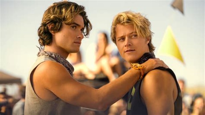 Outer Banks Chase Stokes Holds Hands With Ex-Girlfriend Madelyn Cline in Season 3 First Look