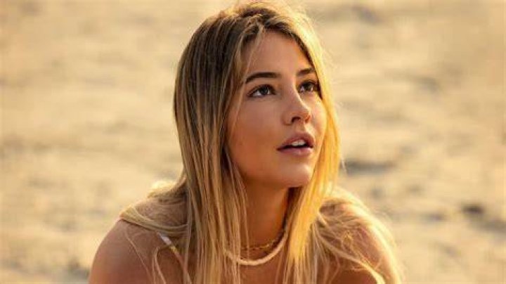 Outer Banks Madelyn Talks Viral Season 3 Photo Holding Hands With Chase