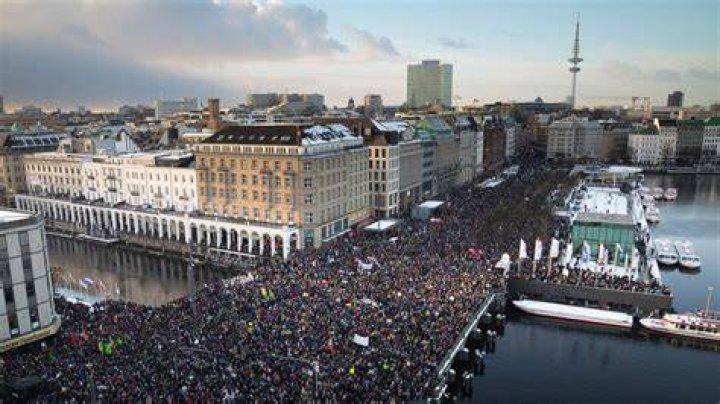  Over 150,000 people witnessed the conversation between the famous Portuguese duo