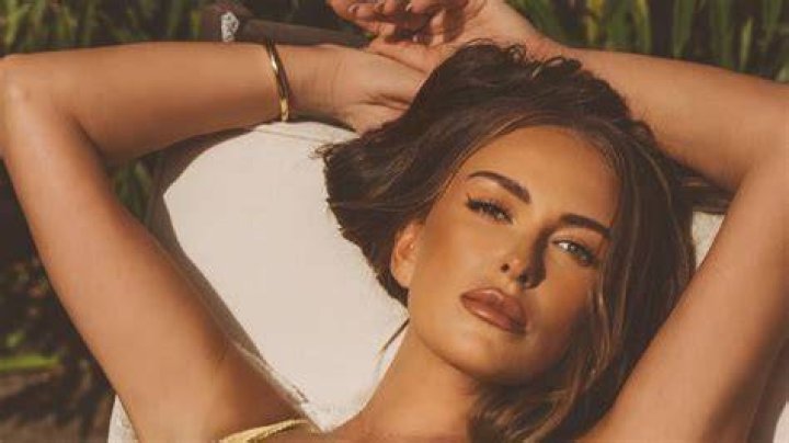 Paulina played close attention to her husband's golf