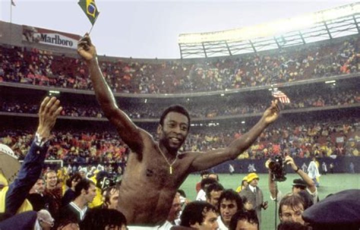 Pele's daughter posted a picture of his family gathered at hospital