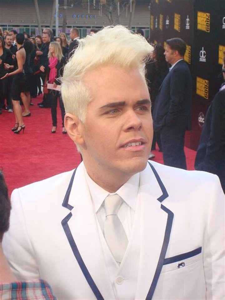  Perez Hilton is an American showbiz blogger