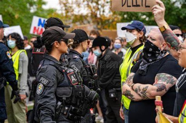 Police officers and protestors facing off in May 2020 in the wake of Floyd's killing