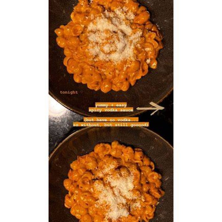 Pregnant Gigi Hadid Makes Pasta With Vodka Sauce p