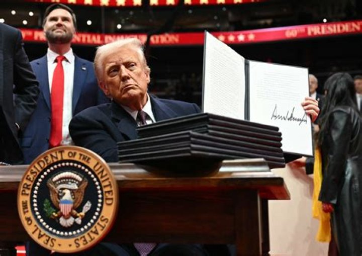  President Trump signs a plaque on the wall along the United States and Mexico border