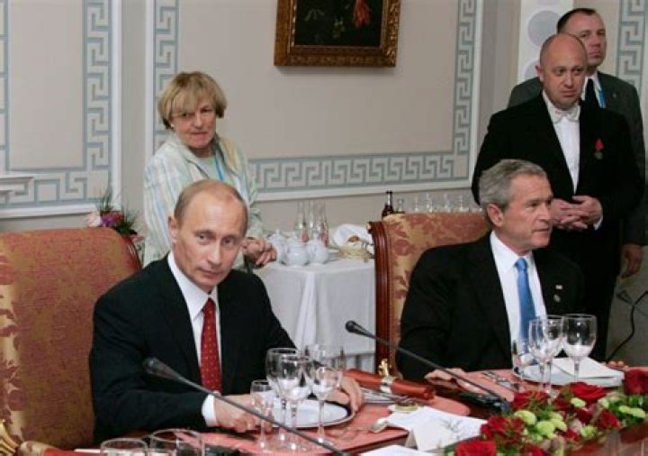 Prigozhin serves US President George W. Bush during a meeting with Putin