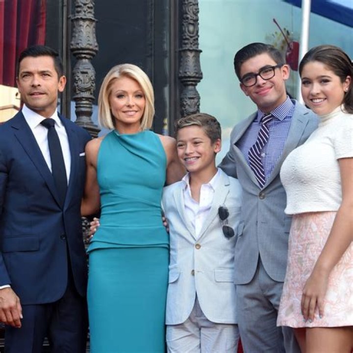 Proof That Kelly Ripa Is a Master Haircutter: Watch