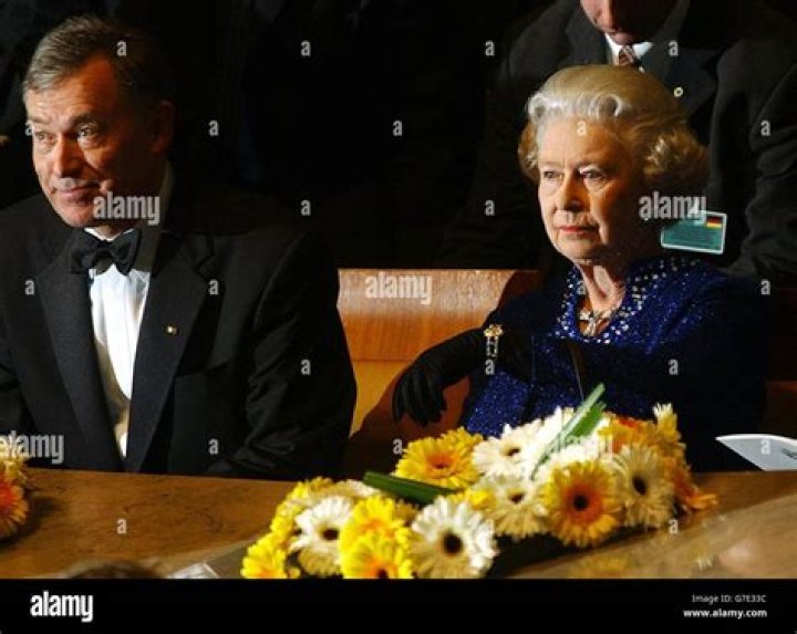  Queen Elizabeth with German President Johannes Rau and the Duke of Edinburgh