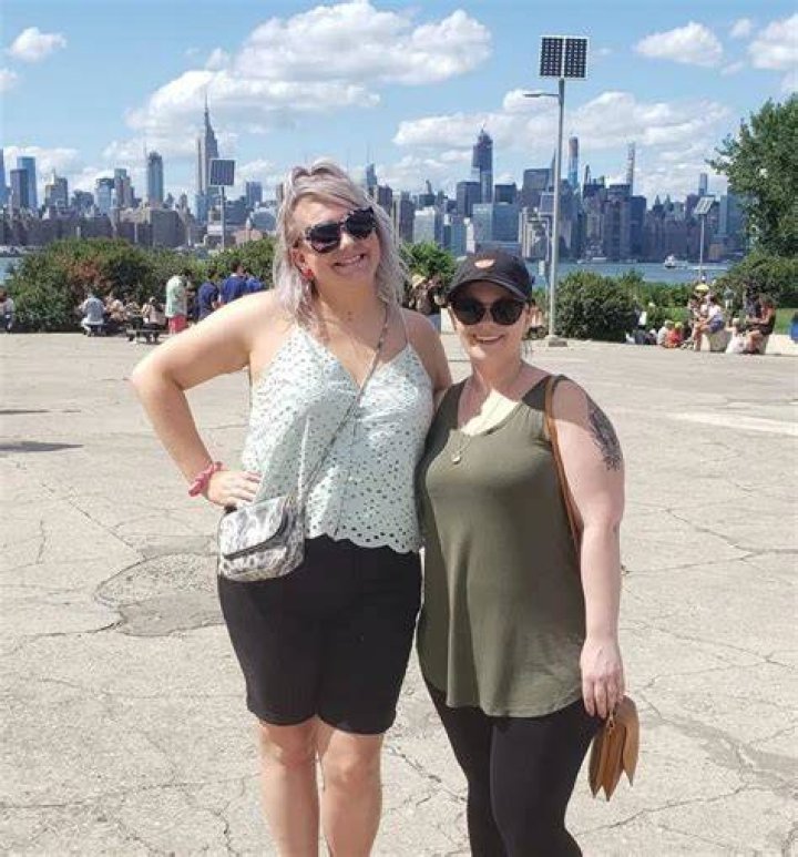  Rachel (right) and her make-up artist sister look identical