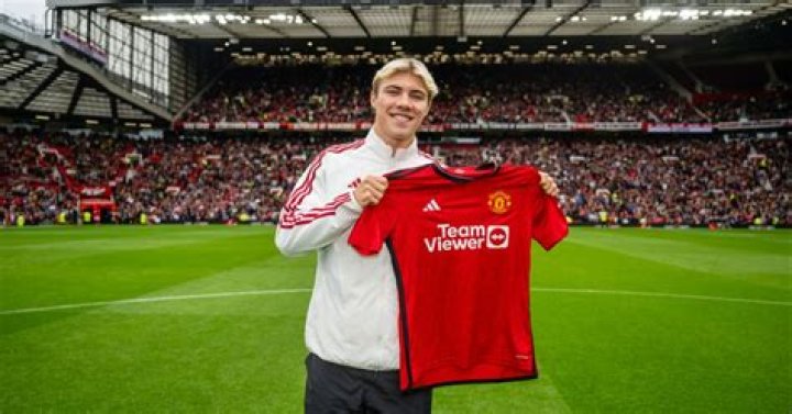 Rasmus Hojlund will wear No17 for Manchester United