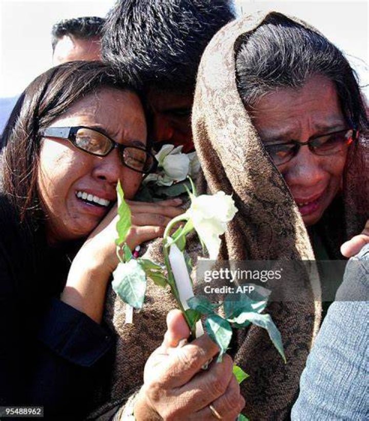 Relatives of missing passengers cry before a meeting in Beijing on January 18, 2017 after authorities announced the end of search operations for the aircraft