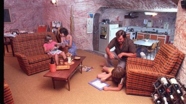 Residents in Coober Pedy 'live like moles' in underground sand pyramids