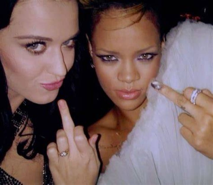 rihanna finger