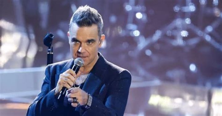  Robbie Williams sends fans wild as he wanders around messy house in just his pants