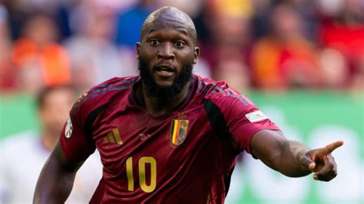 Romelu Lukaku looks absolutely tiny in his massive new bed
